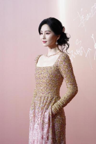 刘诗抹胸连身礼服上半身侧身现场生图